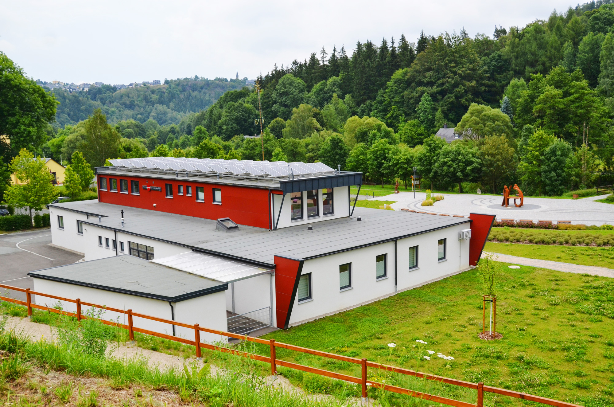 Aufdachdämmung, Bitumenschweißbahn, Faserzementfassade und Solaranlage, Ärztehaus  Blankenstein, Saale-Orla-Kreis