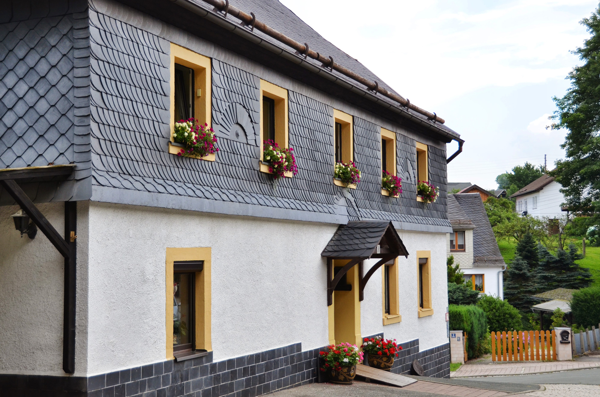 Bitumenschindeldach und Naturschieferfassade, Harra, Saale-Orla-Kreis